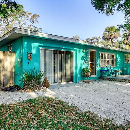 Upscale Bungalow With Patio And Bbq, Walk To Beach